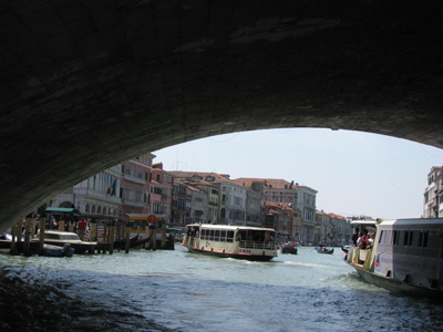 Venice 7802; going under the Rialto Bridge