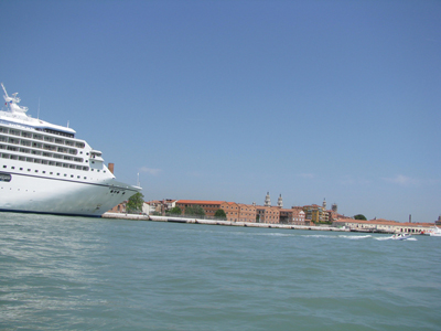 cruise ship dwarfing Venice